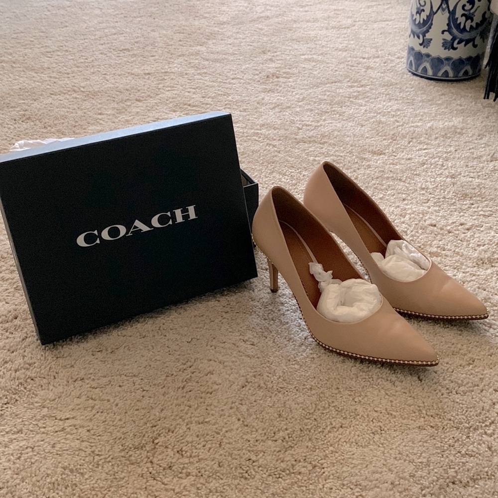 Coach 💯 leather gold-studded pumps